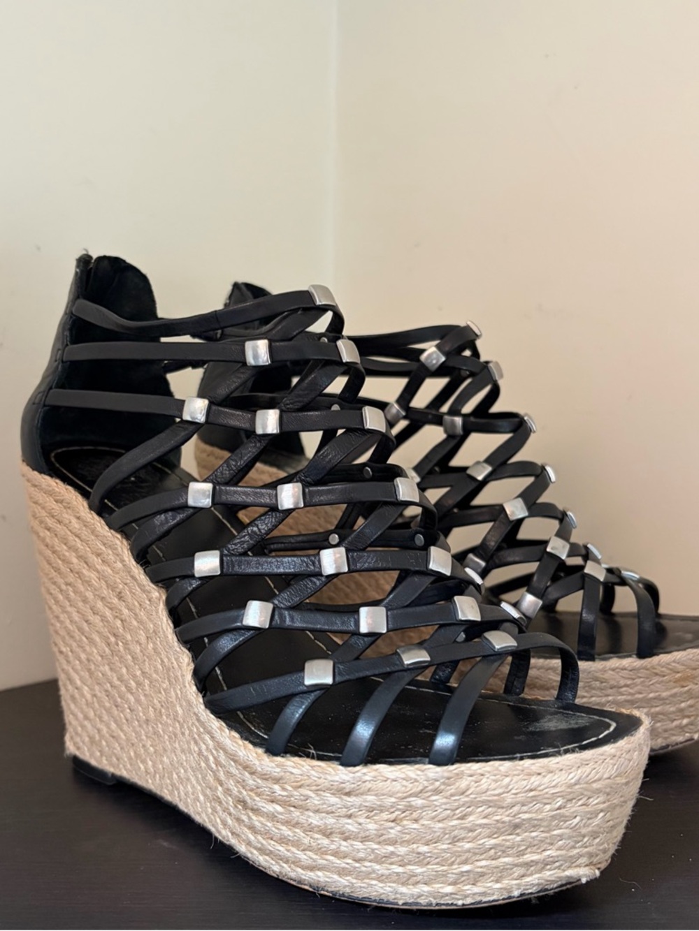 Vince Camuto Black Studded Strappy Raffia Platform Wedge Heel Sandals Sz 6